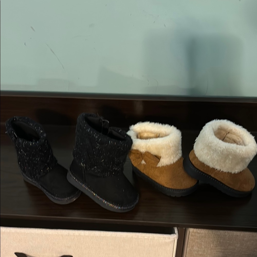 Lot of 2 boots toddler